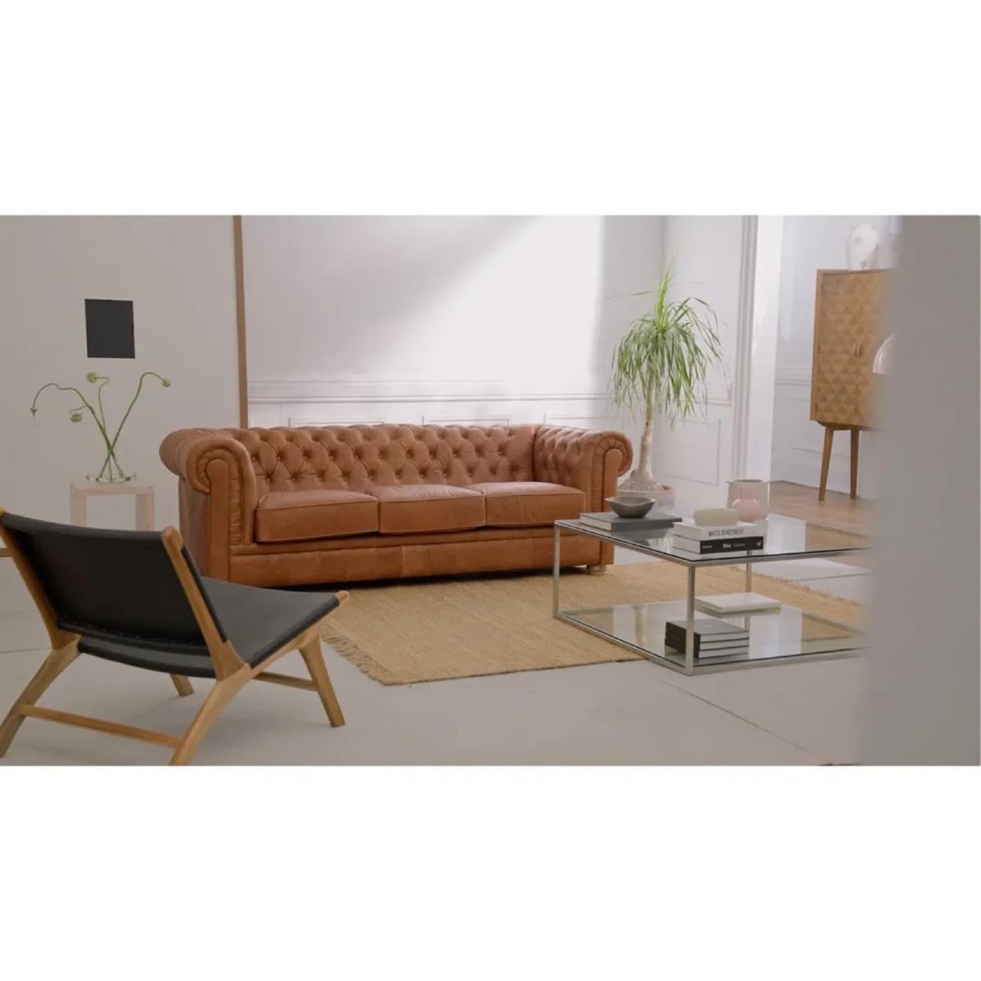 Mesa de centro Solari de acero y vidrio en una sala