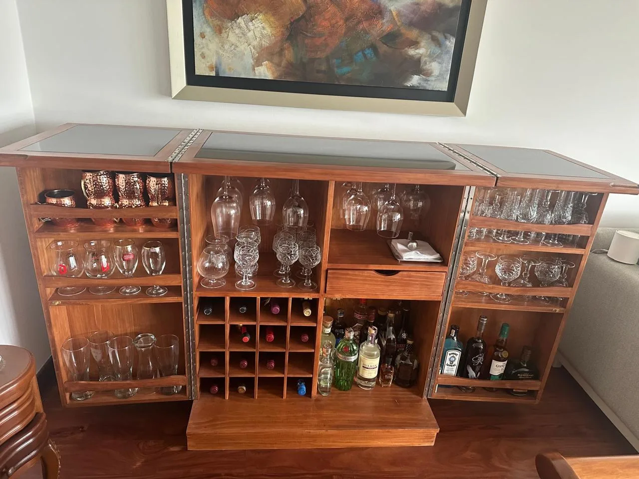 Bar con cava abierta, copas y botellas, en casa de un cliente