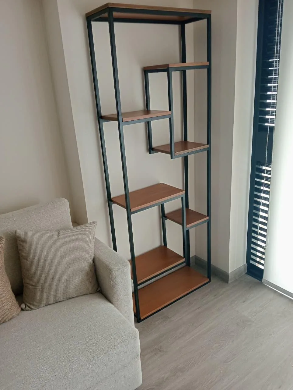 Estante de fierro y madera entregado en la sala de un cliente
