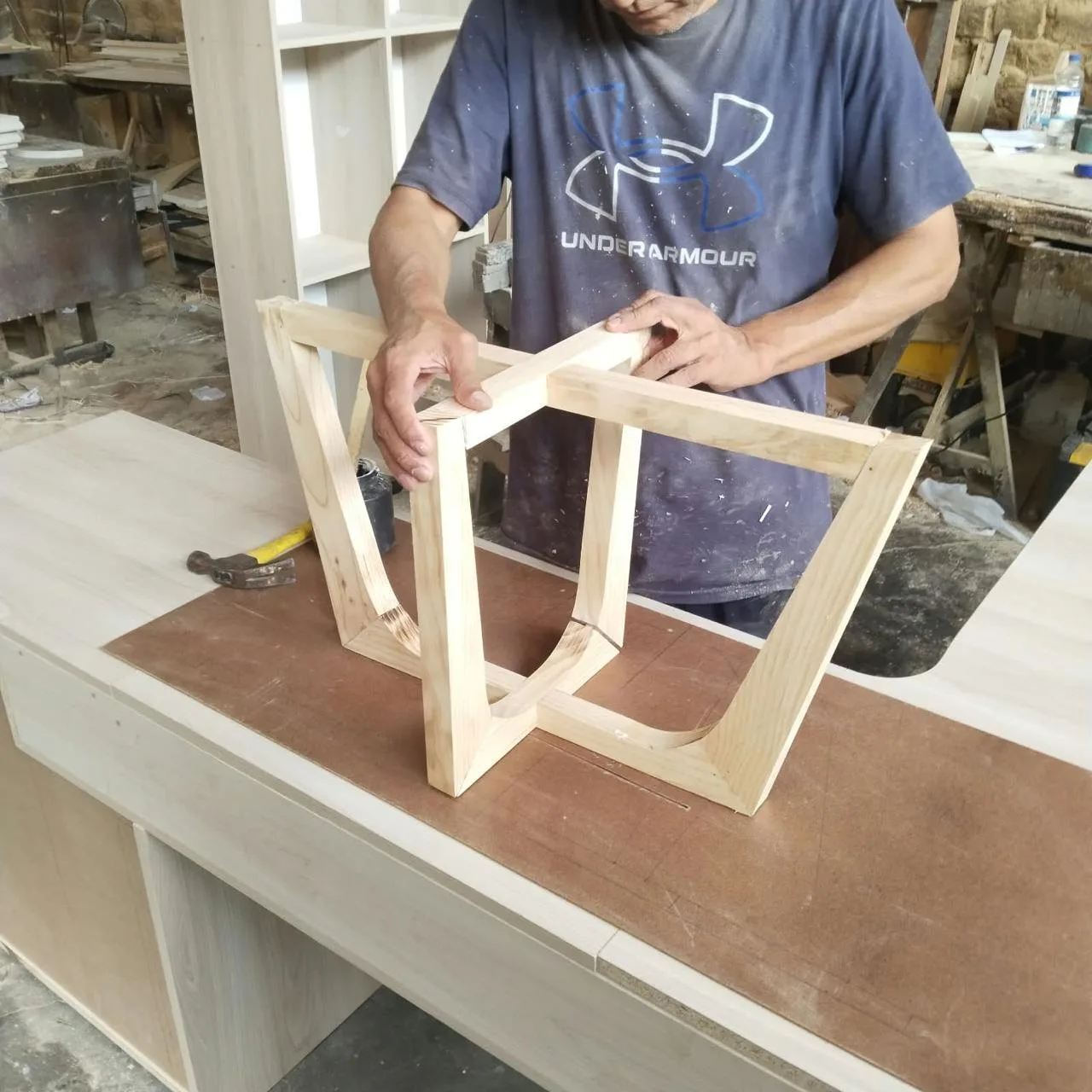 Las piezas de la base, ensambladas a mano sobre el banco del taller