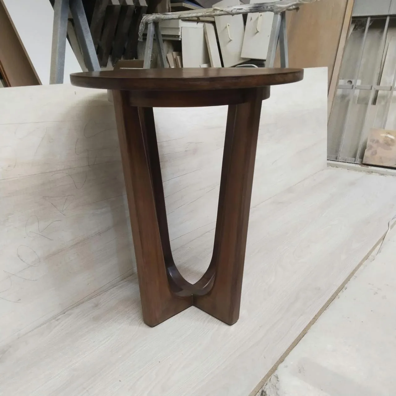 Mesa lateral Málaga terminada, en el taller de Breña