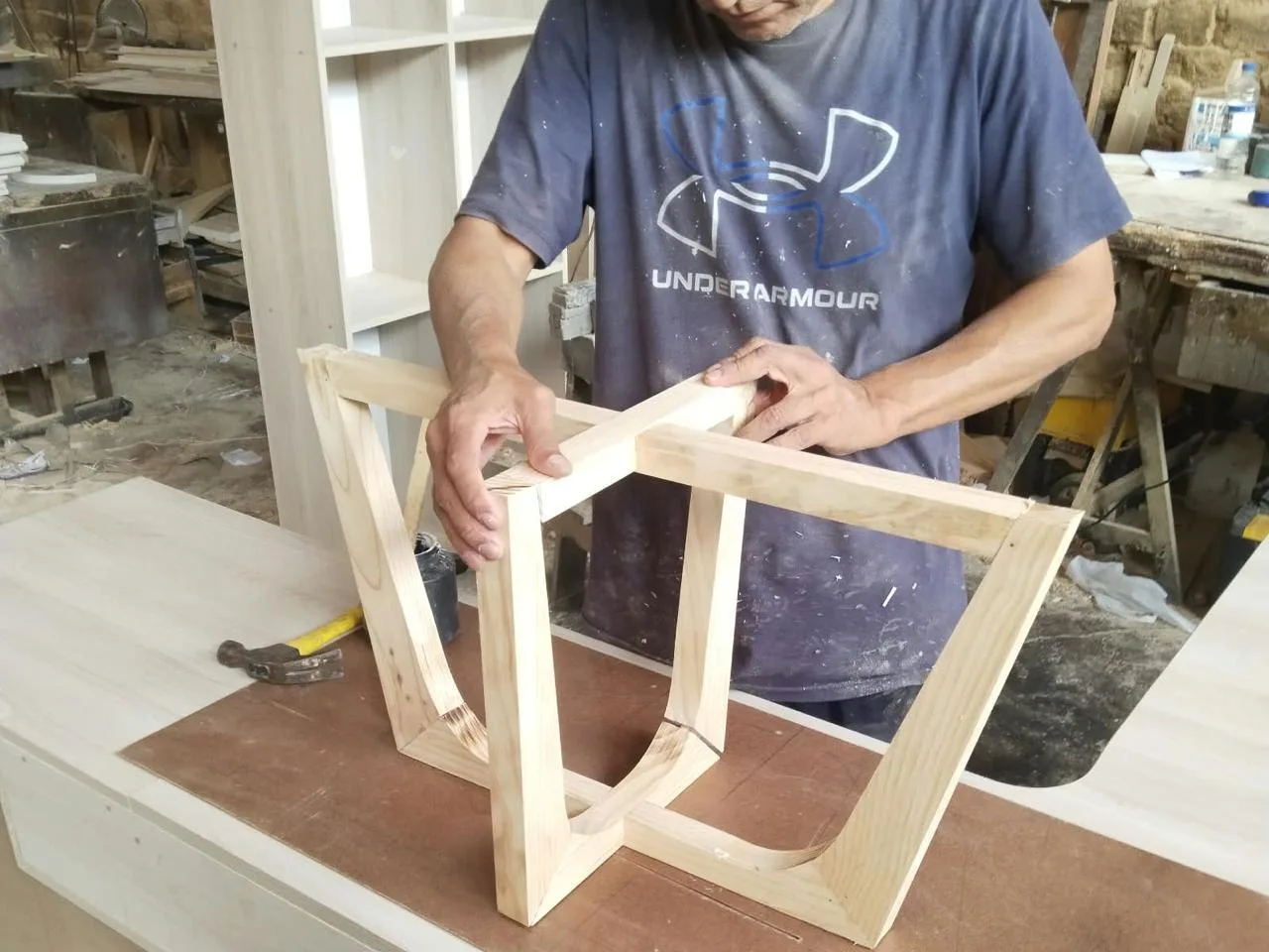 Un carpintero de Decorum arma la base de una mesa en el taller de Breña
